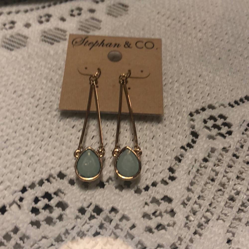 Stephan & co dangle earrings NWT